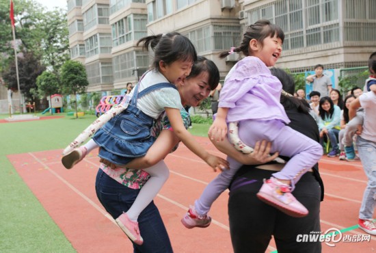 高清组图:六一儿童节亲子游戏乐翻天