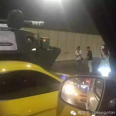 重庆奇葩车祸:保时捷隧道内撞上装甲车