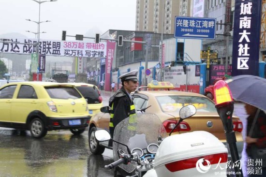 高考表情:贵阳交警大雨中执勤 爱心送考与时间