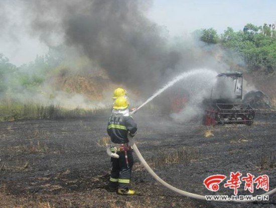 岐山一收割机正作业突起火烧成空壳 火势凶猛