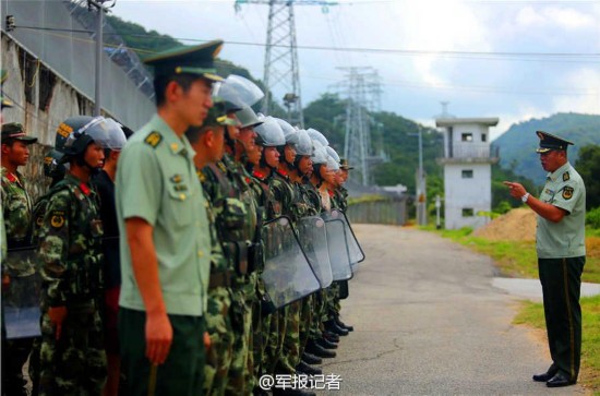 边防武警与香港警方联手演练反走私反偷渡(组图)【6】