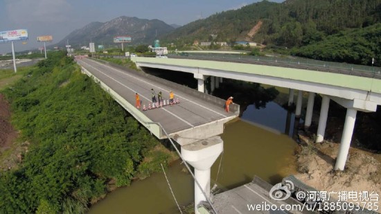 广东河源:粤赣高速城南出口匝道断裂 有车辆坠