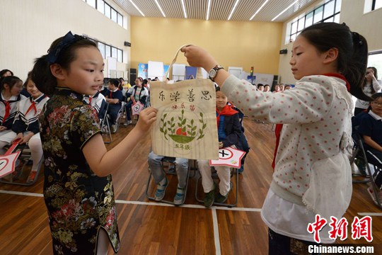 苏州小学生手绘环保袋拍卖献爱心