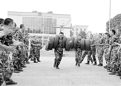 广西武警趣味体能训练:双臂挂轮胎赛跑(图)