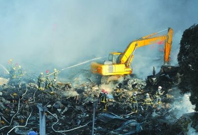 北京市丰台区大红门木材厂失火无人员伤亡