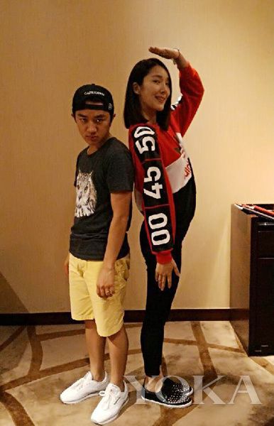 最萌身高差:王祖蓝更是在微博上大方晒出自己和身高175cm的老婆李亚男
