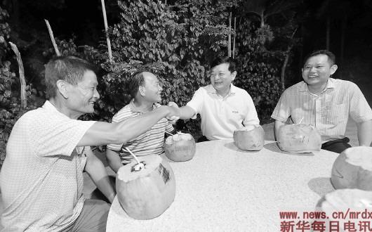 6月26日,乐东黎族自治县县委书记林北川(右二)夜访九所镇十所村