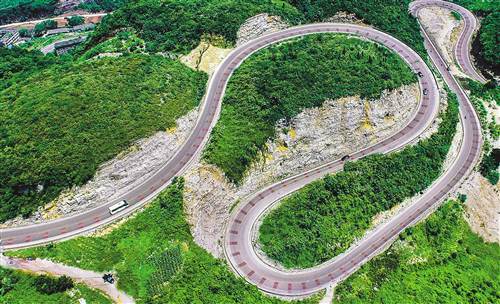 蜿蜒在山间的万梨公路