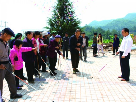 盘县鸡场坪乡邀请老师对盲人进行定向行走训练