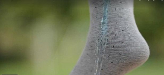 男子研发防水抗菌袜子:下雨天不用担心湿鞋袜