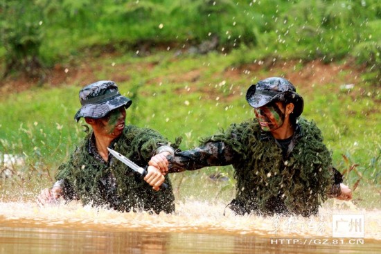 不玩虚的:解放军特战精锐练习水中匕首格斗(组