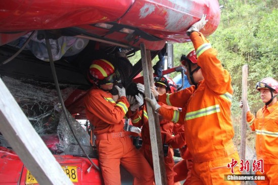 浙江大挂车发生车祸 消防员肩扛受伤司机一小