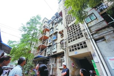 五户居民违建连体吊脚楼 施工队称墙体老化敢