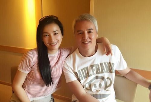 张庭带儿女出行 儿子绅士女儿变装爱莎公主