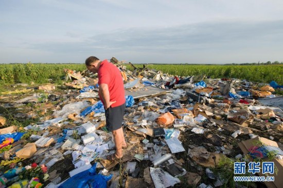 当日,马航mh17航班的第一批遇难乘客遗体已经运出空难现场,这批遗体的