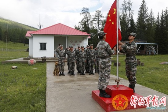 边防团的物资补给车,一路颠簸过后,来到位于阿尔泰山深处的哈亚尔哨所