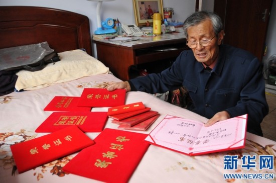 　　刘显亮老人的事迹感动了很多人，也为他赢得了广泛的社会认可，这是老人近年来获得的荣誉证书。2012年10月21日摄（图片来源：新华网)