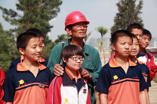 　　2012年，刘显亮与孩子们在一起。图片来源：鄂尔多斯文明网