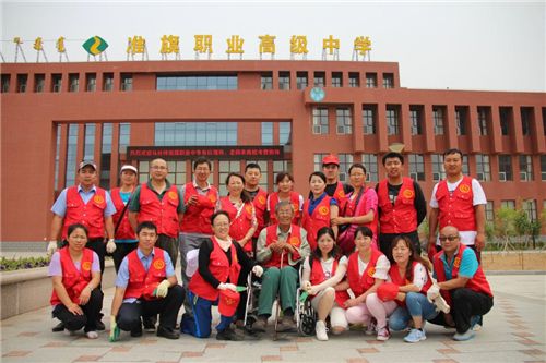 　　2015年6月，刘显亮和“刘显亮志愿服务队”的部分志愿者。图片来源：鄂尔多斯文明网