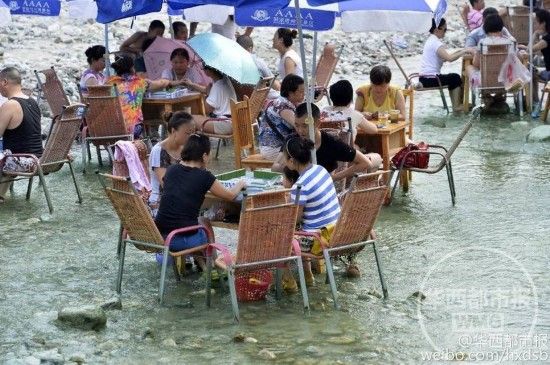 飙到38.8℃!成都万人开打水上麻将(组图)