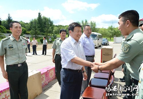 鸡西市委书记康志文亲切慰问部队官兵并祝八一建军节快乐.