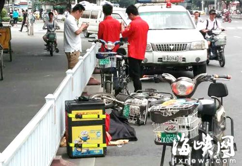 福州麦当劳送餐员机动车道上骑电动车撞护栏身