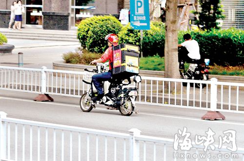 福州麦当劳送餐员机动车道上骑电动车撞护栏身