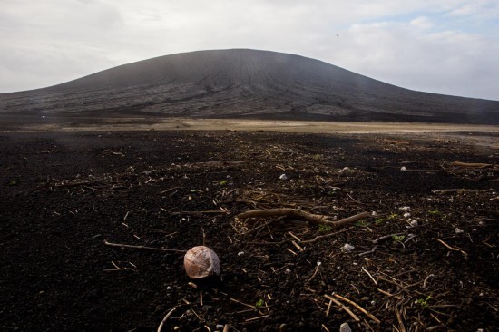 火山喷发诞生绝美新小岛 最宽地只有500米(高