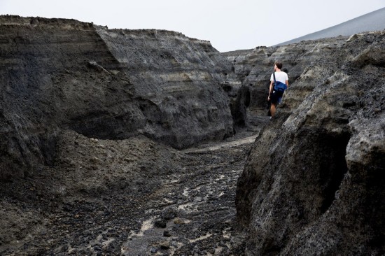 火山喷发诞生绝美新小岛 最宽地只有500米(高