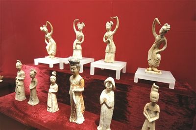 古代女性文物展亮相南博 含唐寅 吹箫仕女图