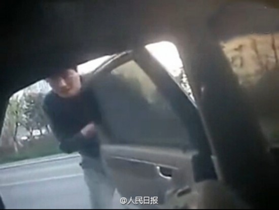 网曝小女孩开车上路 爸爸坐后排称“超车要注意”