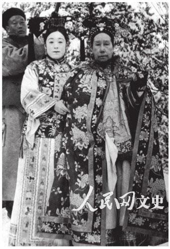 女,早年曾随父旅居欧洲多年,1903年回国后,入清官,为慈禧太后御前女官