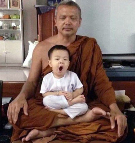 泰国2岁小沙弥打坐冥想时睡著萌翻众人
