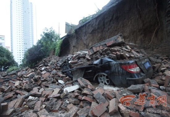 东方绿洲小区围墙被大雨冲塌 4车被压毁无伤亡