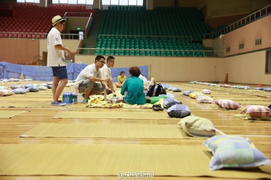 组图：上海大学新生家长在体育馆打地铺 