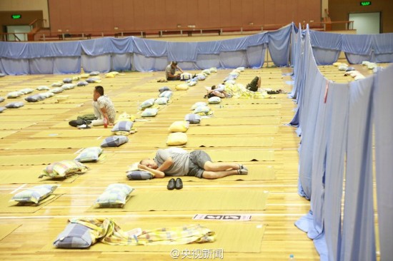 组图：上海大学新生家长在体育馆打地铺 