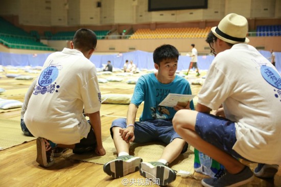 组图：上海大学新生家长在体育馆打地铺 