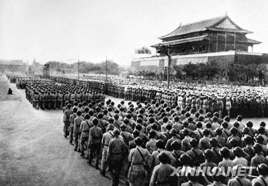 图为1949年10月1日,中国人民解放军陆军方阵通过天安门广场.