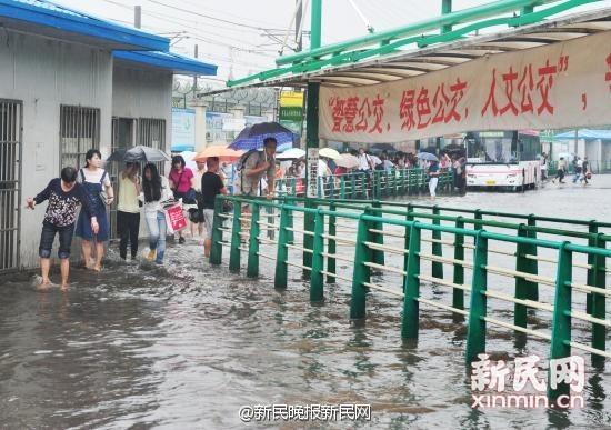 上海遭暴雨突袭 市民上班途中直接看海景