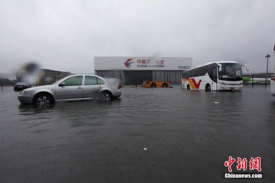 上海遭暴雨突袭 市民上班途中直接看海景