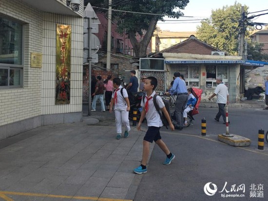 9月7日是北京市中小学正式开学第一天，清晨7点开始，北京小学广外分校陆续迎来今年新入学的小学生以及各年级返校学生。人民网 鲍聪颖摄