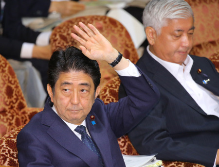 安倍（左）在14日的會議上。