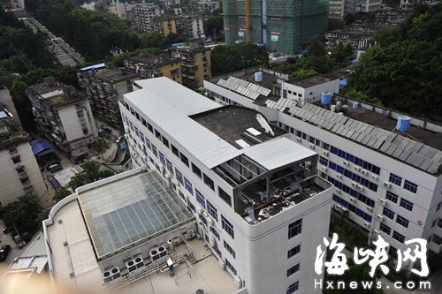 福州市传染病医院顶楼搭起钢架房 原是临时病