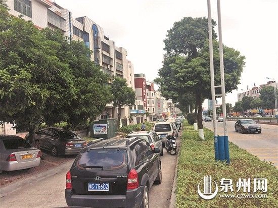 惠安惠泉北路小车延绵两三百米 非机动车道成