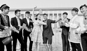 9月16日，演职人员在天安门广场跳起欢快的民族舞蹈。□本报记者约提克尔・尼加提摄