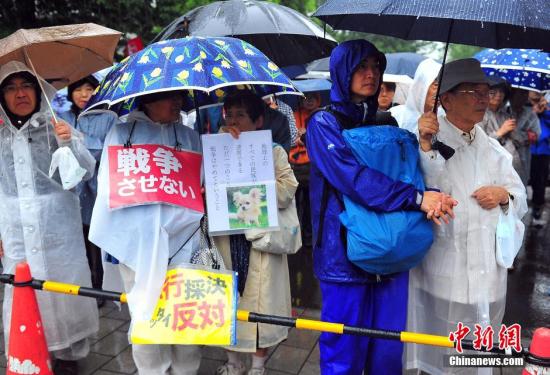 眾多日本民眾冒著大雨持續聚集在國會周邊抗議安保法。<a target='_blank'  data-cke-saved-href='http://www.chinanews.com/' href='http://www.chinanews.com/'><p  align=