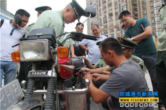 防城边防派出所民警进社区推广安装行车卫士