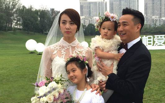 黄磊孙莉补办婚礼一家三女王穿婚纱小女儿肉萌图