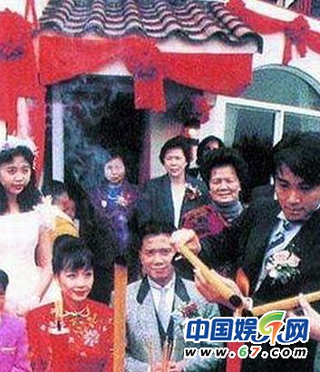 1989年恬妞与万梓良两人因拍电影而相识,1992年两人结婚,当年婚礼由邵