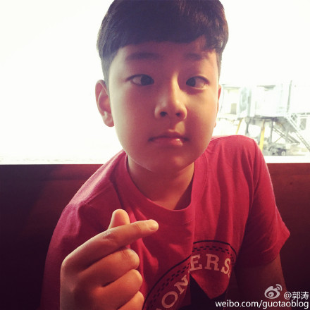 李易峰鹿?TFboys比手指爱心 偶像爱意好满满